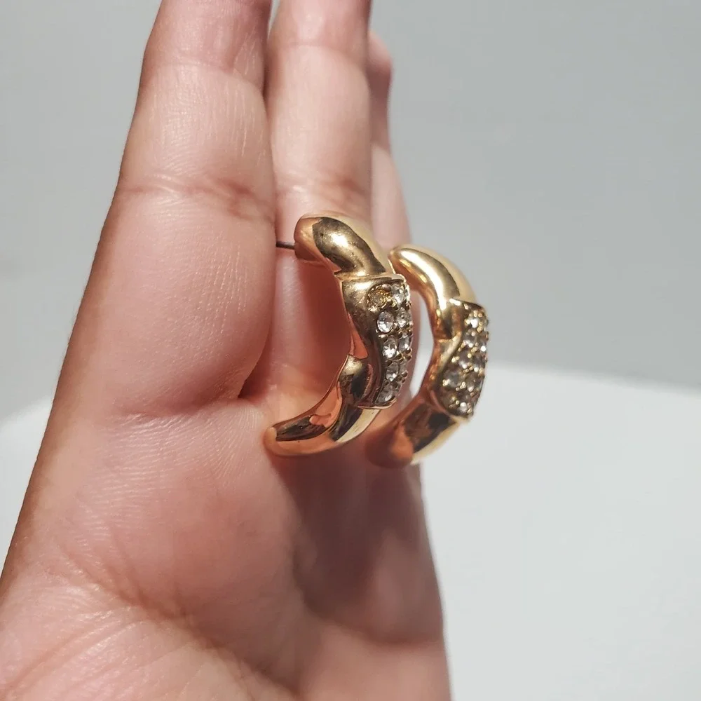Vtg Swarovski Swan Signed Gold Tone Pave Crystal‎ Rhinestone Half Hoop Earrings